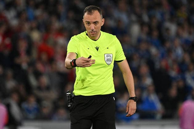 16.04.2026, xjhx, Fussball UEFA Conference League, Racing Straßburg - 1.FSV Mainz 05 v.l. Schiedsrichter Referee Joao Pinheiro (Portugal) gibt Anweisungen, gestikuliert, mit den Armen gestikulieren gives instructions, gesticulate (DFL DFB REGULATIONS PROHIBIT ANY USE OF PHOTOGRAPHS as IMAGE SEQUENCES and or QUASI-VIDEO) Straßburg