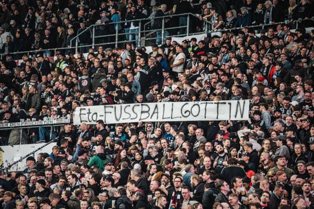 Fußball Männer Saison 2025 2026 Fußball-Bundesliga 30. Spieltag FC St. Pauli vs. 1. FC Köln 17.04.2026 Fans von St. Pauli mit einem Banner Eta-Fußballgöttin Marie-Louise Eta Hamburg Millerntor-Stadion Hamburg Deutschland