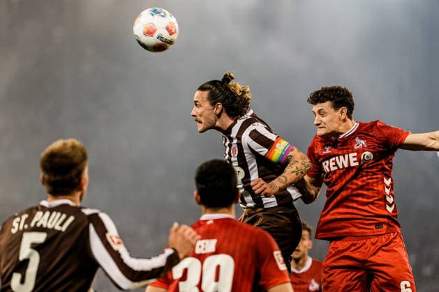 Deutschland: Fußball Bundesliga 2025 26, 30. Spieltag FC St. Pauli vs 1. FC Köln Koeln Millerntor-Stadion (Hamburg): Kopfballduell Jackson Irvine (FC St. Pauli, 7) mit Eric Martel (1. FC Köln Koeln, 6) Copyright: xStefanxTrochax