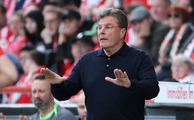 Trainer Dieter Hecking gestikulierend Aktion Oberkörper Fußball Fussball Bundesliga Herren DFL 30. Spieltag Saison 2025 2026 18.04.2026 1.FC Union Berlin FCU vs. VfL Wolfsburg WOB DFL regulations prohibit any use of photographs as image sequences and or quasi-video.