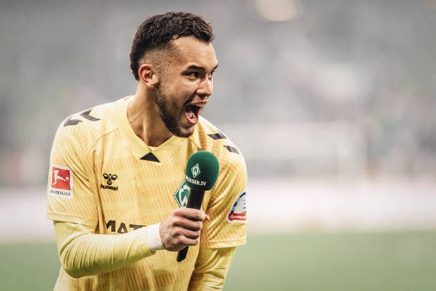 Fußball Männer Saison 2025 2026 1. Fußball-Bundesliga 30. Spieltag SV Werder Bremen vs. Hamburger SV 18.04.2026 Mio Backhaus ( 30, SV Werder Bremen) heizt die Fans nach dem Sieg ein Jubel Emotionen Bremen Weserstadion Bremen Deutschland