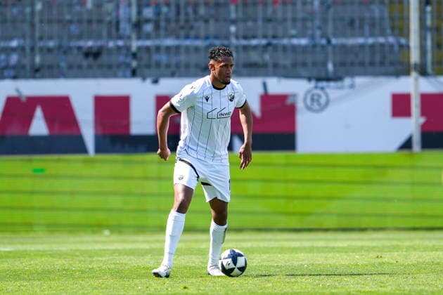 Yannick Osee (SVS, 13), am Ball, Freisteller, Ganzkörper, Einzelbild, Einzelfoto, Aktion, Action, 18.04.2026, Sandhausen (Deutschland), Fussball, Regionalliga Südwest, SV Sandhausen - SG Barockstadt Fulda-Lehnerz