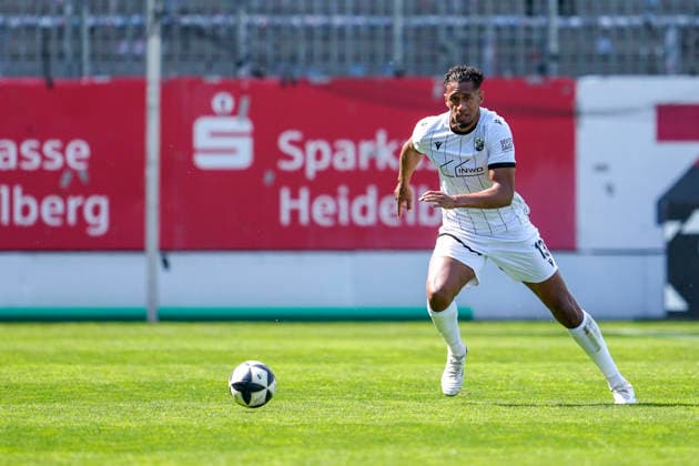 Yannick Osee (SVS, 13), am Ball, Freisteller, Ganzkörper, Einzelbild, Einzelfoto, Aktion, Action, 18.04.2026, Sandhausen (Deutschland), Fussball, Regionalliga Südwest, SV Sandhausen - SG Barockstadt Fulda-Lehnerz