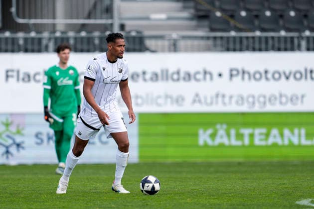 Yannick Osee (SVS, 13), am Ball, Freisteller, Ganzkörper, Einzelbild, Einzelfoto, Aktion, Action, 18.04.2026, Sandhausen (Deutschland), Fussball, Regionalliga Südwest, SV Sandhausen - SG Barockstadt Fulda-Lehnerz
