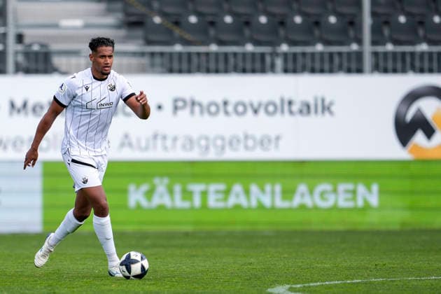 Yannick Osee (SVS, 13), am Ball, Freisteller, Ganzkörper, Einzelbild, Einzelfoto, Aktion, Action, 18.04.2026, Sandhausen (Deutschland), Fussball, Regionalliga Südwest, SV Sandhausen - SG Barockstadt Fulda-Lehnerz