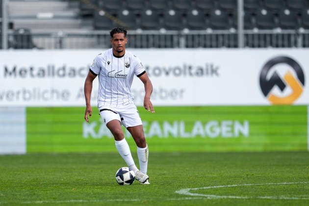Yannick Osee (SVS, 13), am Ball, Freisteller, Ganzkörper, Einzelbild, Einzelfoto, Aktion, Action, 18.04.2026, Sandhausen (Deutschland), Fussball, Regionalliga Südwest, SV Sandhausen - SG Barockstadt Fulda-Lehnerz