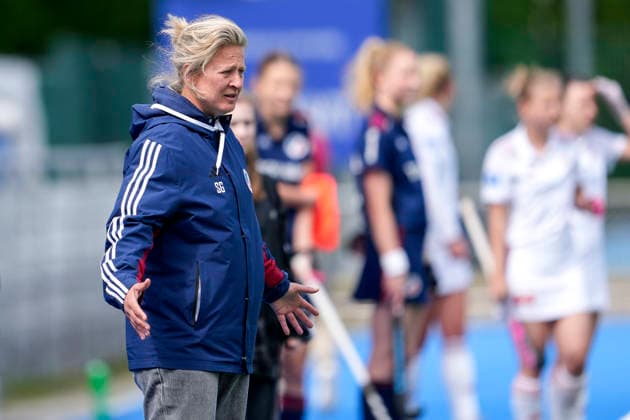 Sofie Gierts (Trainerin, Cheftrainerin, MHC), gibt Anweisungen, gestikuliert, mit den Armen gestikulieren, Einzelbild, Einzelfoto, Aktion, Action, 19.04.2026, Mannheim (Deutschland), Hockey, 1. Bundesliga, Damen, Mannheimer HC - Rot-Weiss Köln