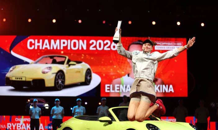 19.04.2026, Deutschland, Stuttgart, Porsche Tennis Grand Prix 2026, Finale, Siegerin Elena Rybakina (KAZ) jubelt, Jubel mit Pokal, springt jubelnd in die Luft