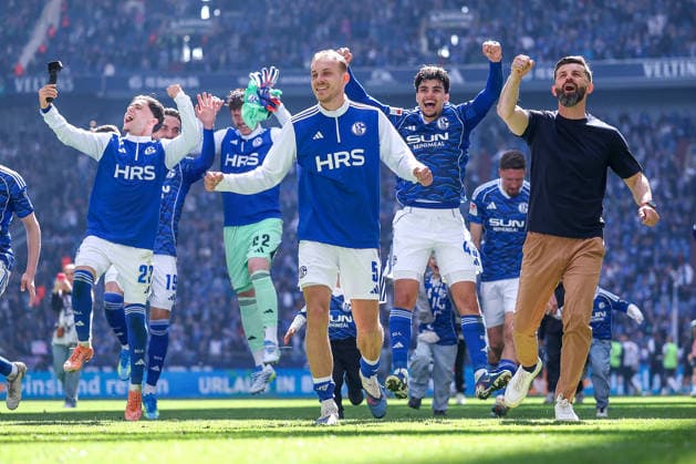 19.04.2026, Fußball, FC Schalke 04 - SC Preußen Münster, 30. Spieltag, 2. Fußball Bundesliga, Veltins-Arena Gelsenkirchen, Saison 2025 2026: Cheftrainer Miron Muslic (Schalke04) jubelnd beim Abschlussjubel nach dem 4:1 Sieg zusammen mit der Mannschaft DFB regulations prohibit any use of photographs as image sequences and or quasi-video. Nordrhein-Westfalen Deutschland