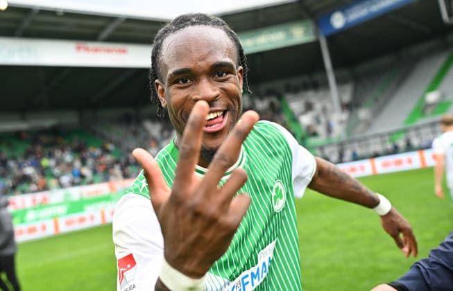 19.04.2026 - Fussball - Saison 2025 2026 - 2. Fussball - Bundesliga - 30. Spieltag: SpVgg Greuther Fürth ( Kleeblatt ) - SV Darmstadt 98 ( Lilien ) - Sportfoto Zink - xwoxzix - DFL regulations prohibit any use of photographs as image sequences and or quasi-video - only for editorial use - Noel Futkeu (9, SpVgg Greuther Fürth ) Jubel Freude nach Spielende - DREI TORE DREI PUNKTE