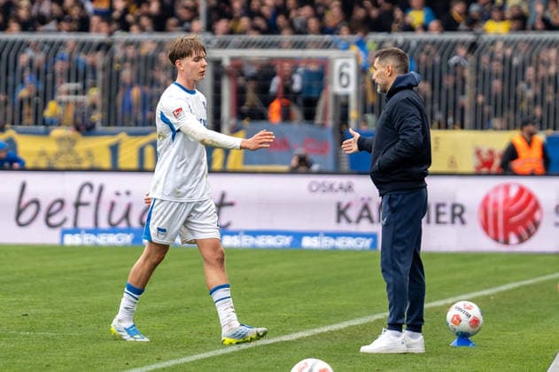 Deutschland: Fussball, 2. Bundesliga, 30. Spieltag 2025 26, Eintracht Braunschweig - Hertha BSC am 19.04. in Braunschweig, Eintracht-Stadion: Kennet Eichhorn (Hertha BSC 23) verlässt nach seiner roten Karte den Platz. Stefan Leitl (Trainer Hertha BSC) Copyright: xSvenxHeidmannx