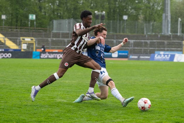 GER, Fussball, RLN, VfB Oldenburg vs FC St.Pauli II U23 19.04.2026, Marschwegstadion, Oldenburg, GER, RLN, VfB Oldenburg vs FC St.Pauli II U23, DFL regulations prohibit any use of photographs as image sequences and or quasi-video, im Bild Romeo AIGBEKAEN ( FC St.Pauli II U23 7 ) Marc SCHRÖDER SCHROEDER ( VfB Oldenburg 20)