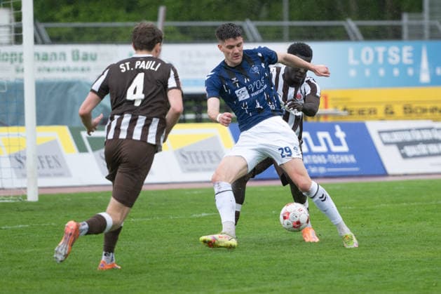 GER, Fussball, RLN, VfB Oldenburg vs FC St.Pauli II U23 19.04.2026, Marschwegstadion, Oldenburg, GER, RLN, VfB Oldenburg vs FC St.Pauli II U23, DFL regulations prohibit any use of photographs as image sequences and or quasi-video, im Bild Mats FACKLAM( VfB Oldenburg 29 ) Muhammad DAHABA ( FC St.Pauli II U23 3 ) Jannik WESTPHAL ( FC St.Pauli II U23 4 )