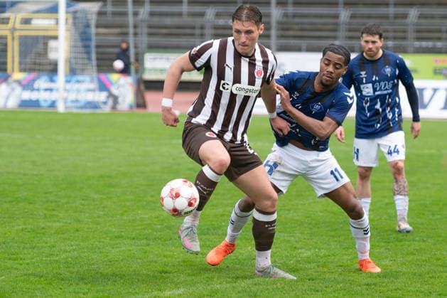 GER, Fussball, RLN, VfB Oldenburg vs FC St.Pauli II U23 19.04.2026, Marschwegstadion, Oldenburg, GER, RLN, VfB Oldenburg vs FC St.Pauli II U23, DFL regulations prohibit any use of photographs as image sequences and or quasi-video, im Bild Oleg SKAKUN ( FC St.Pauli II U23 27 ) Aurel LOUBONGO-M BOUNGOU( VfB Oldenburg 11 ) Nico KNYSTOCK ( VfB Oldenburg 44 )