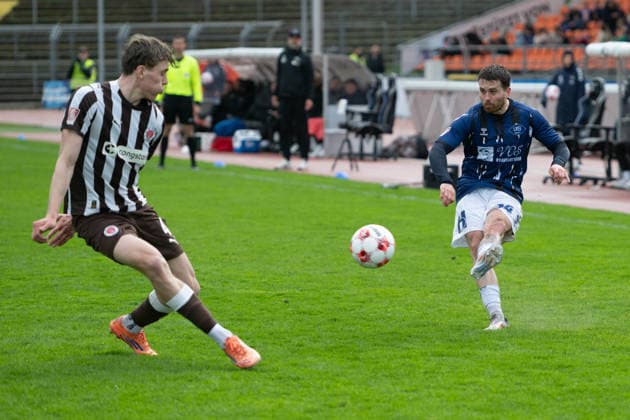 GER, Fussball, RLN, VfB Oldenburg vs FC St.Pauli II U23 19.04.2026, Marschwegstadion, Oldenburg, GER, RLN, VfB Oldenburg vs FC St.Pauli II U23, DFL regulations prohibit any use of photographs as image sequences and or quasi-video, im Bild Nico KNYSTOCK ( VfB Oldenburg 44 ) Jannik WESTPHAL ( FC St.Pauli II U23 4 )