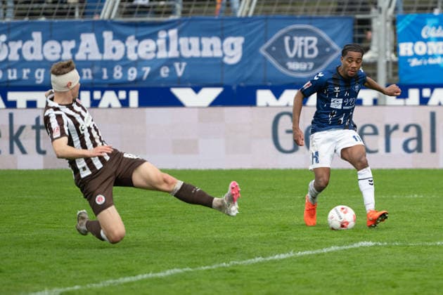 GER, Fussball, RLN, VfB Oldenburg vs FC St.Pauli II U23 19.04.2026, Marschwegstadion, Oldenburg, GER, RLN, VfB Oldenburg vs FC St.Pauli II U23, DFL regulations prohibit any use of photographs as image sequences and or quasi-video, im Bild Aurel LOUBONGO-M BOUNGOU( VfB Oldenburg 11 ) David NEMETH ( FC St.Pauli II U23 6 )