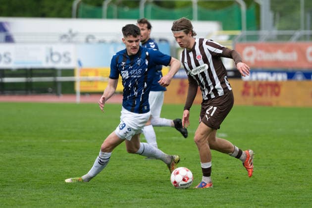 GER, Fussball, RLN, VfB Oldenburg vs FC St.Pauli II U23 19.04.2026, Marschwegstadion, Oldenburg, GER, RLN, VfB Oldenburg vs FC St.Pauli II U23, DFL regulations prohibit any use of photographs as image sequences and or quasi-video, im Bild Mats FACKLAM( VfB Oldenburg 29 ) Jannik ROBATSCH ( FC St.Pauli II U23 21 )