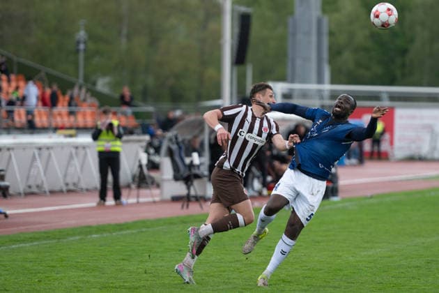 GER, Fussball, RLN, VfB Oldenburg vs FC St.Pauli II U23 19.04.2026, Marschwegstadion, Oldenburg, GER, RLN, VfB Oldenburg vs FC St.Pauli II U23, DFL regulations prohibit any use of photographs as image sequences and or quasi-video, im Bild fest im Griff Oleg SKAKUN ( FC St.Pauli II U23 27 ) Anour ADAM ( VfB Oldenburg 5 )