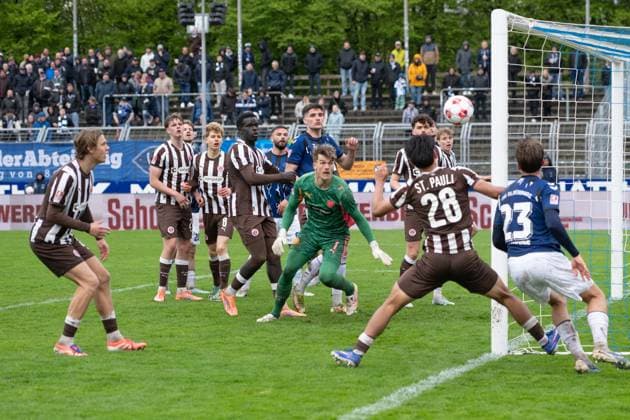 GER, Fussball, RLN, VfB Oldenburg vs FC St.Pauli II U23 19.04.2026, Marschwegstadion, Oldenburg, GER, RLN, VfB Oldenburg vs FC St.Pauli II U23, DFL regulations prohibit any use of photographs as image sequences and or quasi-video, im Bild Der Ball geht zum Glück für Pauli an den Pfosten