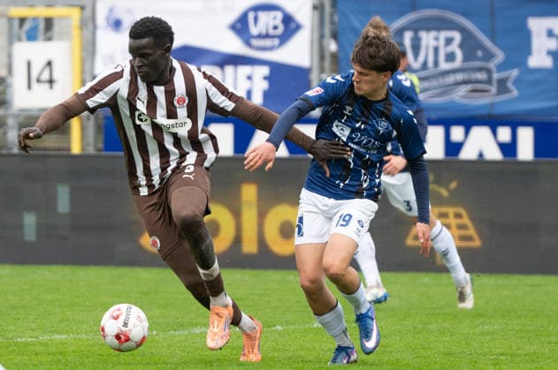 GER, Fussball, RLN, VfB Oldenburg vs FC St.Pauli II U23 19.04.2026, Marschwegstadion, Oldenburg, GER, RLN, VfB Oldenburg vs FC St.Pauli II U23, DFL regulations prohibit any use of photographs as image sequences and or quasi-video, im Bild Muhammad DAHABA ( FC St.Pauli II U23 3 ) Vincent HAGEN ( VfB Oldenburg 19 )