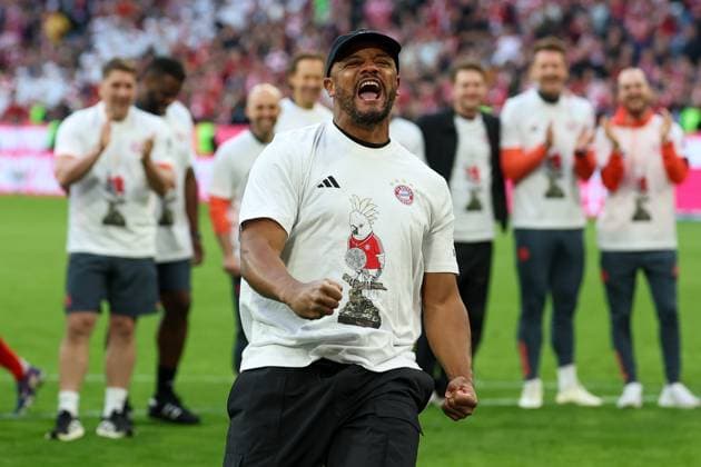 Die Mannschaft des FC Bayern Muenchen feiert am 30. Spieltag den 35. Meistertitel vorzeitig., Chef-Trainer Vincent Kompany (FC Bayern Muenchen), FC Bayern Muenchen vs. VfB Stuttgart, Fussball, 1. Bundesliga, 30. Spieltag, 19.04.2026 DFL DFB regulations prohibit any use of photographs as image sequences and or quasi-video Muenchen Bayern Deutschland
