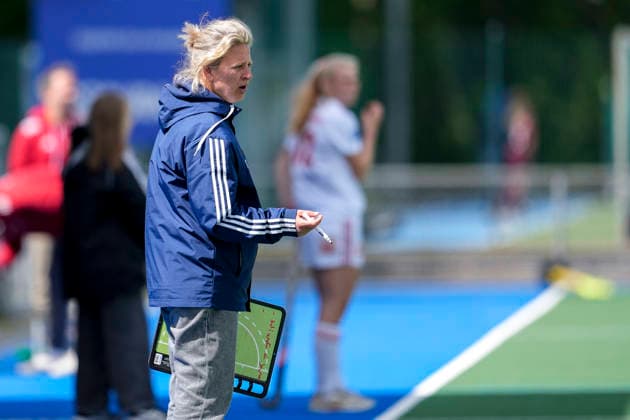 Sofie Gierts (Trainerin, Cheftrainerin, MHC), gibt Anweisungen, gestikuliert, mit den Armen gestikulieren, Einzelbild, Einzelfoto, Aktion, Action, 19.04.2026, Mannheim (Deutschland), Hockey, 1. Bundesliga, Damen, Mannheimer HC - Rot-Weiss Köln