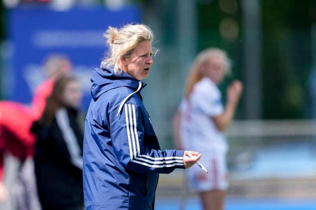 Sofie Gierts (Trainerin, Cheftrainerin, MHC), gibt Anweisungen, gestikuliert, mit den Armen gestikulieren, Einzelbild, Einzelfoto, Aktion, Action, 19.04.2026, Mannheim (Deutschland), Hockey, 1. Bundesliga, Damen, Mannheimer HC - Rot-Weiss Köln