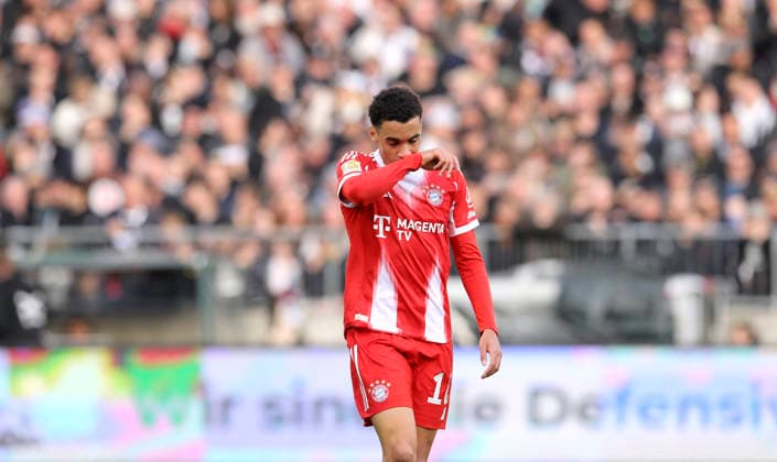 Foto : skeptische Miene bei ... Jamal Musiala (FCB) Fussball 1. Bundesliga , 29. Spieltag am Soa. 11.04.2026 FC St. Pauli - FC Bayern München