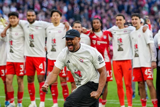 Fussball: Deutschland: 1. Bundesliga 2025 2026 - 30. Spieltag, 19.04.2026 - FC Bayern München vs. VfB Stuttgart (Allianz Arena, München); Vincent Kompany (Trainer, FC Bayern München) feiert vor der Fankurve die vorzeitig gewonnene Meisterschaft Copyright: xValentinxDomgjonix