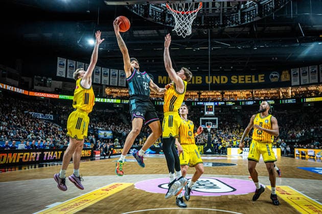 Basketball Berlin 20.04.2026 Saison 2025 2026 EasyCredit BBL 1. Bundesliga Männer, Herren Alba Berlin - Telekom Baskets Bonn Alijah Comithier (Bonn, No.02) Alex O Connell (Alba Berlin, No.03)