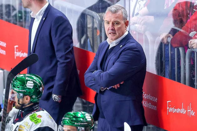 20.04.2026, Eishockey, DEL Halbfinale Play-Offs, Kölner Haie - Eisbären Berlin, Spiel 6, Lanxess-Arena Köln: Cheftrainer Serge Aubin (Eisbären Berlin hc) gestikulierend am Spielfeldrand Nordrhein-Westfalen Deutschland