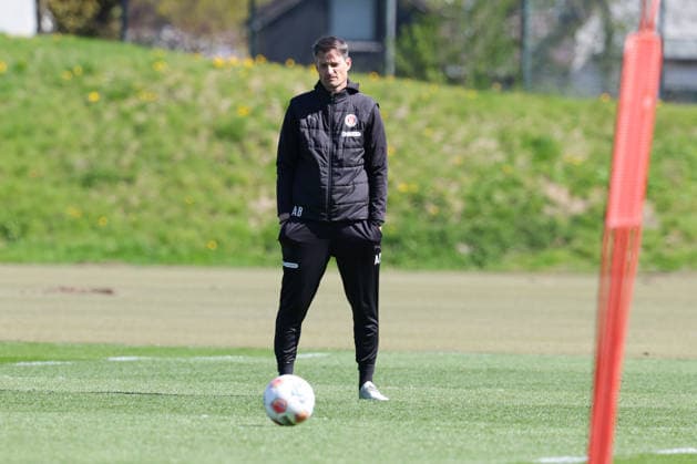 2026.04.21 xFSx ,Hamburg, St.Pauli ,1. Bundesliga , Fussball, DFL, St. Pauli Training , Trainingszentrum Kollaustrasse , 21.04.2026 ,v.l. Trainer Alexander Blessin (FC St. Pauli) DFL regulations prohibit any use of photographs as image sequences and or quasi-video. Copyright: HMBxMedia FernandoxSoares