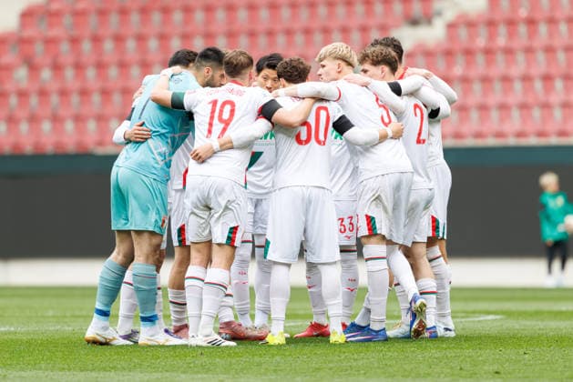 Team (FC Augsburg II) Spielerkreis beim Spiel zwischen FC Augsburg II v TSV Schwaben Augsburg, Fußball, Herren, Regionalliga Bayern, 2025 2026, 30.Spieltag am 21.04.2026 in Augsburg, WWK ARENA. Bayern Deutschland