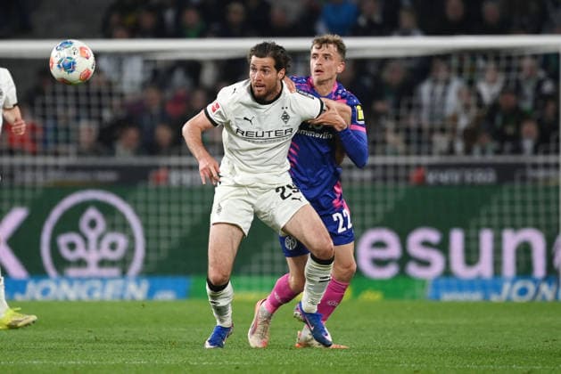 Joe Scally (Borussia Moenchengladbach), Nikolas Veratschnig (Mainz 05), v.li. 19.04.2026, Fussball 1. Bundesliga, Saison 2025 2026, 30. Spieltag, Borussia Mönchengladbach - FSV Mainz 05 1:1 DFL regulations prohibit any use of photographs as image sequences and or quasi-video Moenchengladbach Borussia Park Nordrhein Westfalen Deutschland