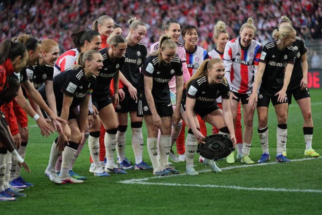 1. Fußball Bundesliga Frauen: Union Berlin - Bayern München, 22.04.2026 Schlussjubel, Sieg, Meisterjubel, Meisterschaft, Bayern jubelt, während der Begegnung in der 1. Fußball Bundesliga Frauen: Union Berlin - Bayern München in Berlin, Stadion An der Alten Försterei , am 22.04.2026. DFB regulations prohibit any use of photographs as image sequences and or quasi video. Copyright: xBEAUTIFULxSPORTS Frankex