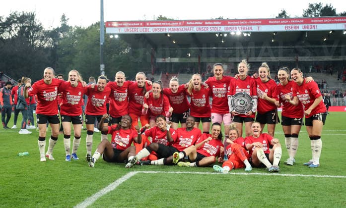 Frauen des FC Bayern jubeln und feiern die Deutsche Meisterschaft Deutscher Meister Mannschaftsfoto Siegerfoto Fußball Fussball 1. Bundesliga Damen Frauen 23. Spieltag Saison 2025 2026 22.04.2026 1.FC Union Berlin vs. FC Bayern München FCB DFL regulations prohibit any use of photographs as image sequences and or quasi-video