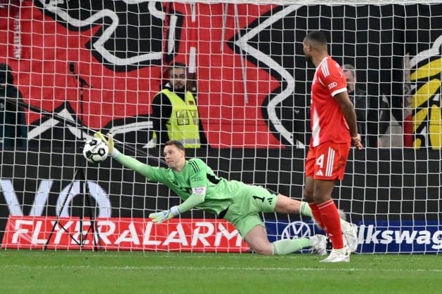 Torwart Manuel Neuer (Bayern Muenchen) pariert den Schuss von Nathan Tella (Bayer 04 Leverkusen) 22.04.2026, Fussball DFB Pokal, 2025 2026, Halbfinale, Bayer 04 Leverkusen - FC Bayern München 0:2 DFB regulations prohibit any use of photographs as image sequences and or quasi-video Leverkusen BayArena Nordrhein Westfalen Deutschland