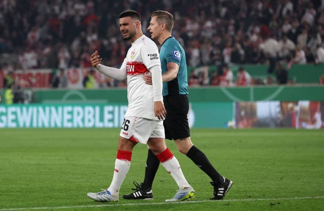 Stuttgart, Fußball DFB Pokal Halbfinale VfB Stuttgart vs. SC Freiburg , v.l. Deniz Undav (VfB) und Schiedsrichter Tobias Welz