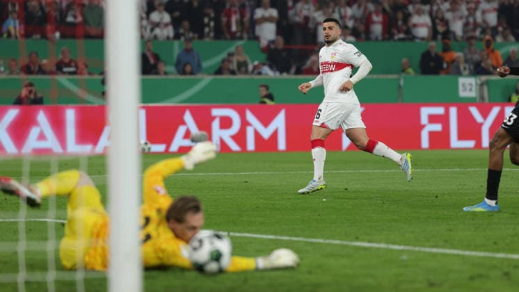 Stuttgart, Fußball DFB Pokal Halbfinale VfB Stuttgart vs. SC Freiburg , Deniz Undav (VfB) erzielt das Tor zum 1:0