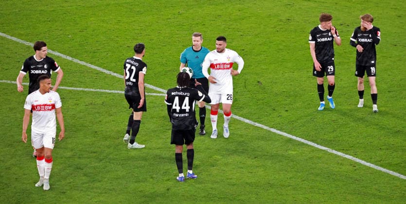 23.04.26 VfB Stuttgart - SC Freiburg Deutschland, Stuttgart, 24.04.2026, Fussball, DFB-Pokal, Saison 2025 2026, Halbfinale, VfB Stuttgart - SC Freiburg: v.l. Tobias Welz (Schiedsrichter), Deniz Undav (VfB Stuttgart).