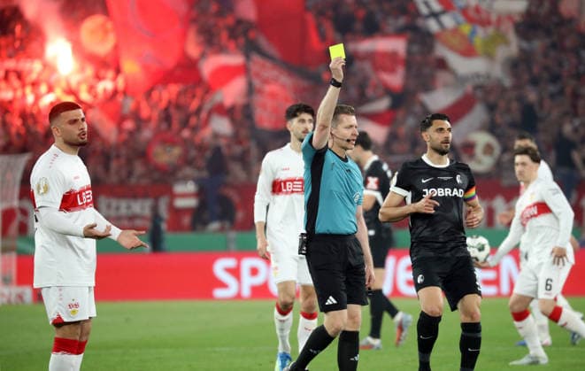 23.04.26 VfB Stuttgart - SC Freiburg Deutschland, Stuttgart, 24.04.2026, Fussball, DFB-Pokal, Saison 2025 2026, Halbfinale, VfB Stuttgart - SC Freiburg: v.l. Deniz Undav (VfB Stuttgart), Tobias Welz (Schiedsrichter).
