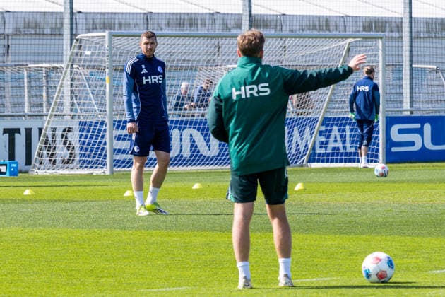 24.04.2026, Fussball, Training des FC Schalke 04. Edin Dzeko (FC Schalke 04) it nach seiner Verletzung wieder ins Training eingestiegen. Gelsenkirchen Trainingsgelände FC Schalke 04 NRW Deutschland xRHR-FOTO YYx Copyright: RHR-FOTOx RHR-FOTO YY
