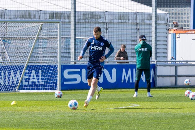 24.04.2026, Fussball, Training des FC Schalke 04. Edin Dzeko (FC Schalke 04) ist nach seiner Verletzung wieder ins Training eingestiegen. Gelsenkirchen Trainingsgelände FC Schalke 04 NRW Deutschland xRHR-FOTO YYx Copyright: RHR-FOTOx RHR-FOTO YY