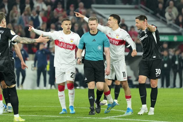 Alle sind unzufrieden mit Tobias Welz (Schiedsrichter) und beschweren sich , Deutschland, Fußball, Halbfinale, DFB Pokal, 2025 26, VfB Stuttgart vs. SC Freiburg, 23.04.2026, MHP Arena, Stuttgart, Deutschland Stuttgart MHP Arena Baden-Württemberg Deutschland Copyright: xArnexAmbergx