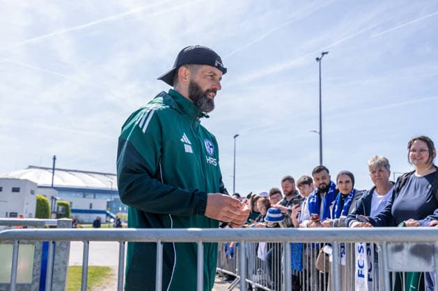 24.04.2026, Fussball, Training des FC Schalke 04. Trainer Miron Muslic (FC Schalke 04) geht zu den Fans und gibt Autogramme. Gelsenkirchen Trainingsgelände FC Schalke 04 NRW Deutschland xRHR-FOTO YYx Copyright: RHR-FOTOx RHR-FOTO YY
