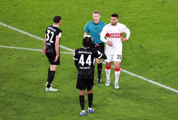 23.04.26 VfB Stuttgart - SC Freiburg Deutschland, Stuttgart, 24.04.2026, Fussball, DFB-Pokal, Saison 2025 2026, Halbfinale, VfB Stuttgart - SC Freiburg: v.l. Tobias Welz (Schiedsrichter), Deniz Undav (VfB Stuttgart).