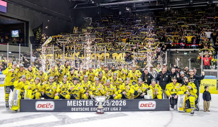24.04.2026, xstex, Eishockey DEL2 Playoffs Finale Spiel 4, Kassel Huskies - Krefeld Pinguine v.l. Krefeld Pinguine DEL 2 Meister Meisterfoto Siegerfoto Aufsteiger Kassel