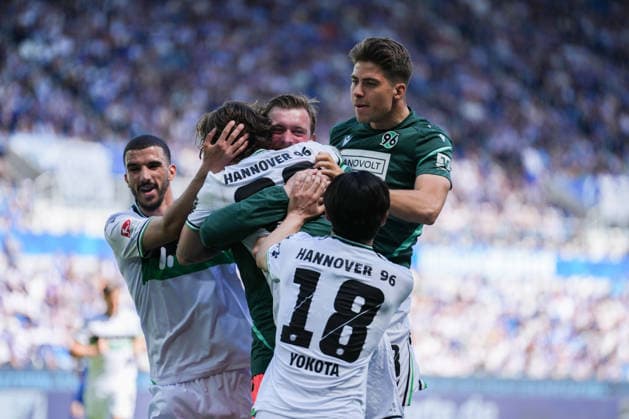 2. Bundesliga, Karlsruher SC vs Hannover 96, 25.04.2026 Torjubel zum 1:2 durch Kolja Oudenne (Hannover 96, 29) 2. Bundesliga, Karlsruher SC vs Hannover 96, BBBank Wildpark Karlsruhe, 25.04.2026 DFB DFL REGULATIONS PROHIBIT ANY USE OF PHOTOGRAPHS AS IMAGE SEQUENCES AND OR QUASI-VIDEO. Copyright: xBEAUTIFULxSPORTS Boscox