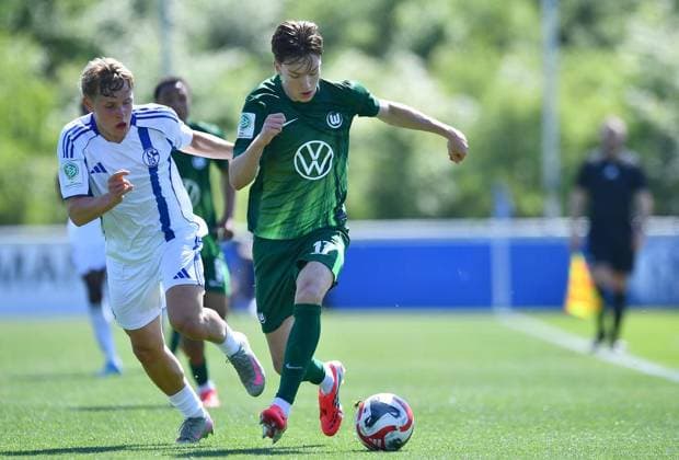 Schalke 04 U19 - VfL Wolfsburg U19 ** NUR FÜR REDAKTIONELLE ZWECKE ** EDITORIAL USE ONLY **<p>Fußball U19 DFB-Nachwuchsliga Hauptrunde Liga A Gruppe B 10. SPIELTAG: Schalke 04 U19 - VfL Wolfsburg U19 am 25.04.2026 im Parkstadion in Gelsenkirchen Karlo Mijo Simic ( VfL Wolfsburg U19 ), vorne - Silas Thier ( Schalke 04 U19 ), hinten Deutschland Nordrhein-Westfalen Gelsenkirchen Copyright: ThorstenxTillmann
