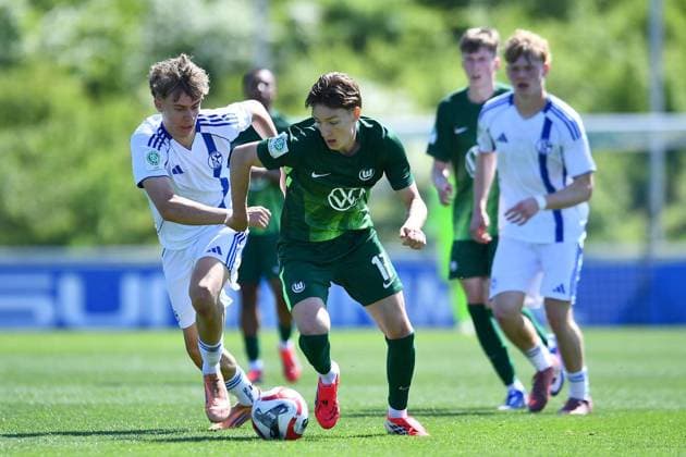 Schalke 04 U19 - VfL Wolfsburg U19 ** NUR FÜR REDAKTIONELLE ZWECKE ** EDITORIAL USE ONLY **<p>Fußball U19 DFB-Nachwuchsliga Hauptrunde Liga A Gruppe B 10. SPIELTAG: Schalke 04 U19 - VfL Wolfsburg U19 am 25.04.2026 im Parkstadion in Gelsenkirchen Niclas Damberg ( Schalke 04 U19 ), links - Karlo Mijo Simic ( VfL Wolfsburg U19 ), rechts Deutschland Nordrhein-Westfalen Gelsenkirchen Copyright: ThorstenxTillmann